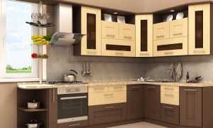 Сочетание коричневой кухни и ярких цветовых акцентов