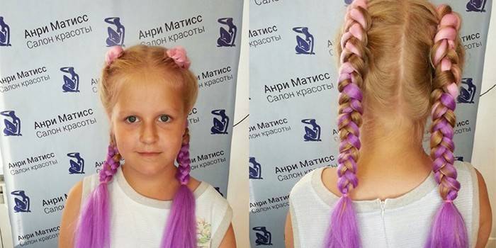 Девочка с вплетенными в волосы нитями