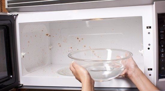 Емкость с водой внутри микроволновой печи