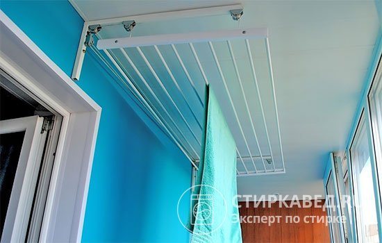 Металлическая подъемная конструкция для сушки вещей, установленная на балконе