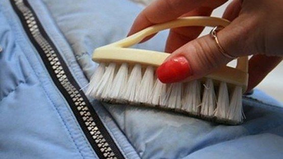 Зачистить щеткой самые глубокие загрязнения