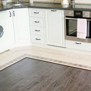Всё о плитке или ламинате на кухне: что лучше и как совместить