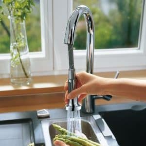 Все о смесителях для кухни с выдвижной лейкой