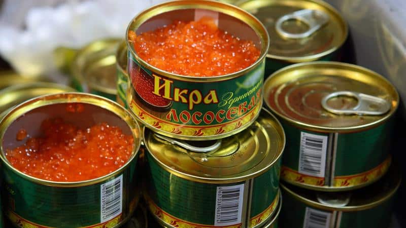 Как хранится красная икра на развес и в банках