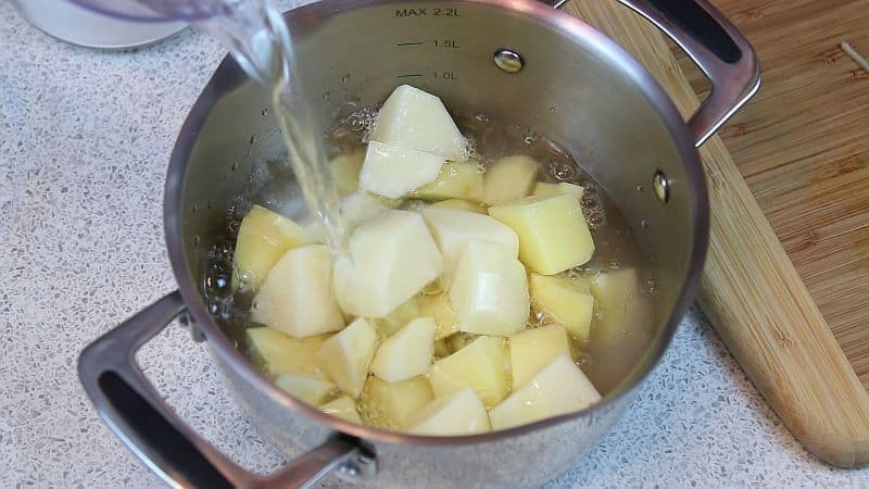 Как нужно хранить сырой очищенный картофель