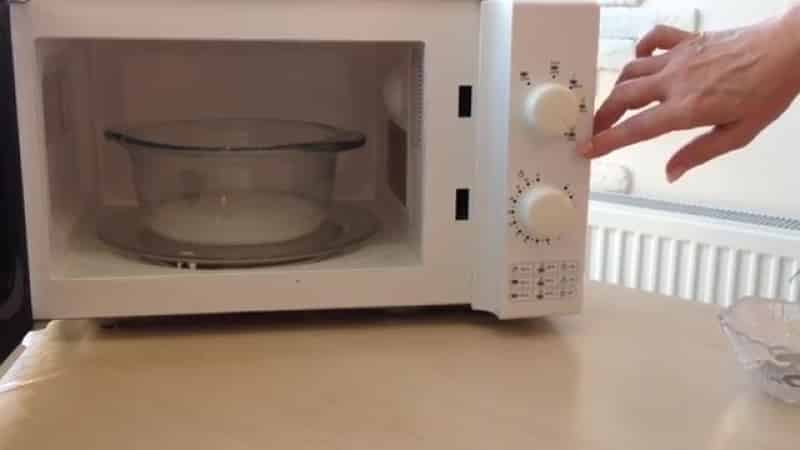 Как быстро и без забот помыть микроволновую печь внутри