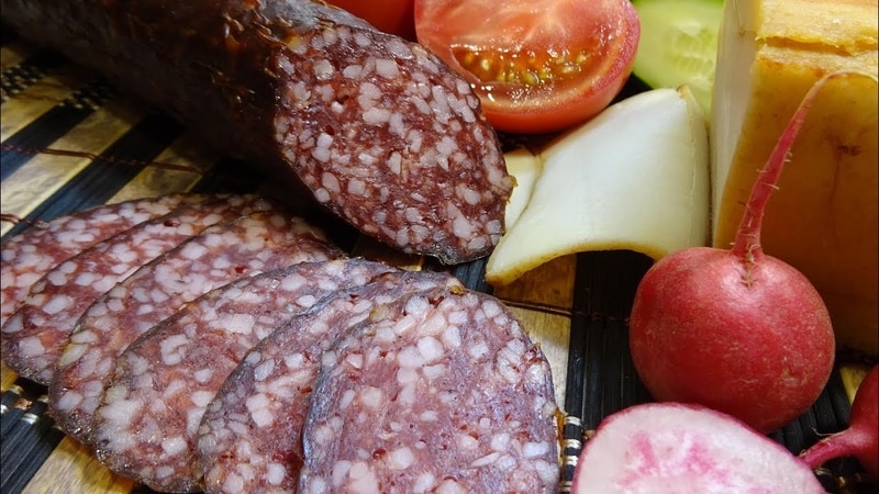 Хранение сырокопченой колбасы в холодильнике: как продлить срок хранения