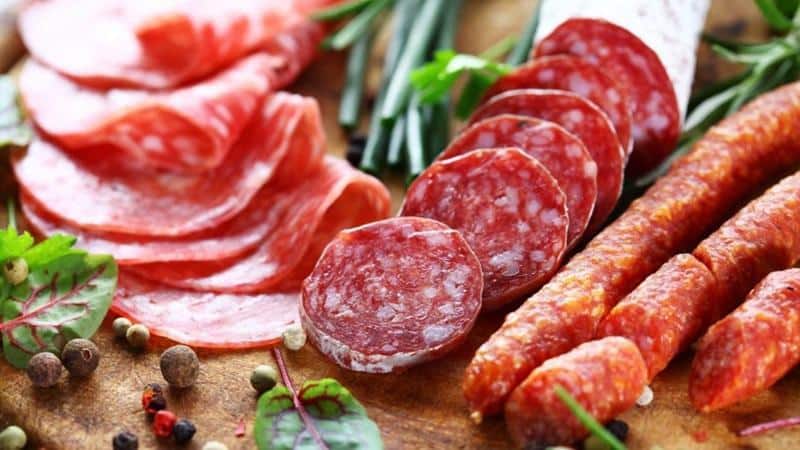 Хранение сырокопченой колбасы в холодильнике: как продлить срок хранения