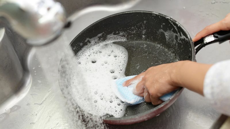 Как почистить сковородки от застарелой гари