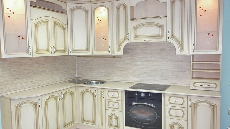 Кухни классика светлые с патиной