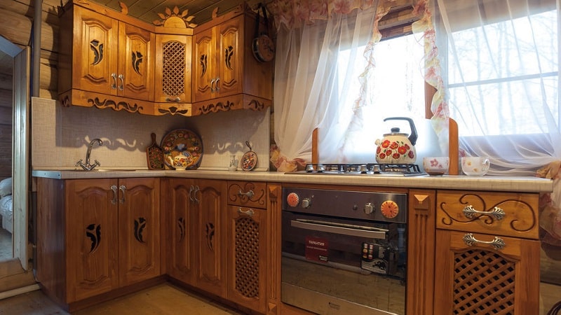 Кухонный гарнитур из массива дерева