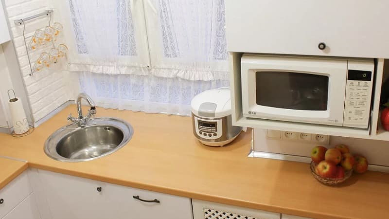 Можно ли поставить микроволновую печь на подоконник