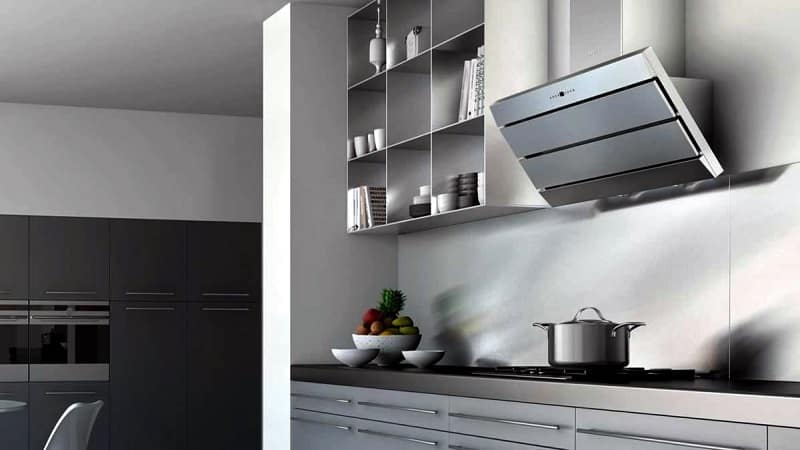 Наклонная вытяжка в интерьере кухни