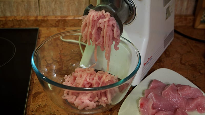 Почему не прокручивается мясо в мясорубке, а выдавливается
