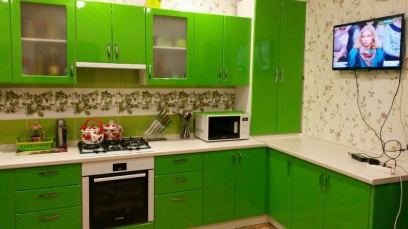 Зеленая кухня в интерьере квартиры
