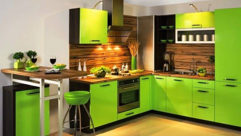 Зеленая кухня в интерьере квартиры