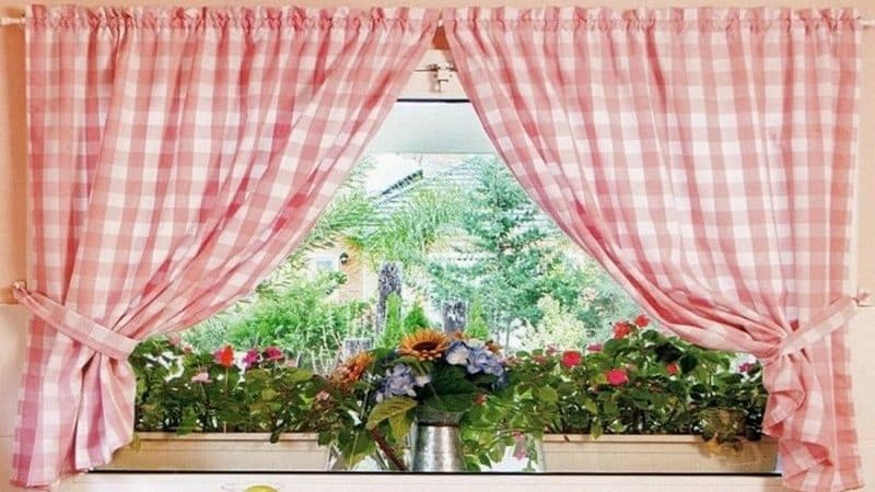 Выбираем короткие шторы до подоконника на кухню