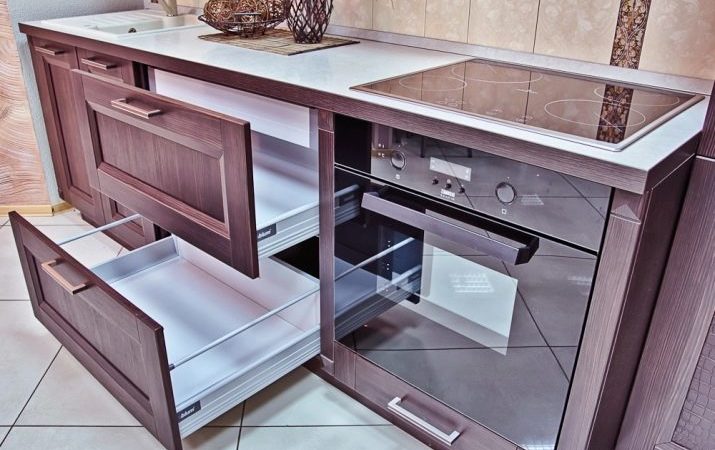 Ящики в кухонном гарнитуре: как их вытаскивать