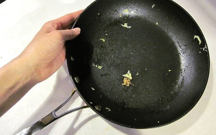 Готовят ли на сковороде с поврежденным антипригарным покрытием