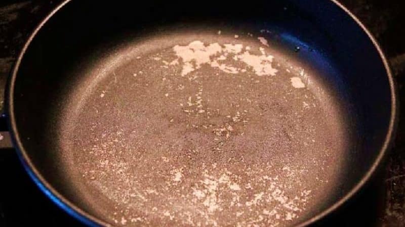 Готовят ли на сковороде с поврежденным антипригарным покрытием
