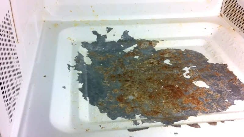 Можно ли пользоваться микроволновой печью, если внутри облезла эмаль