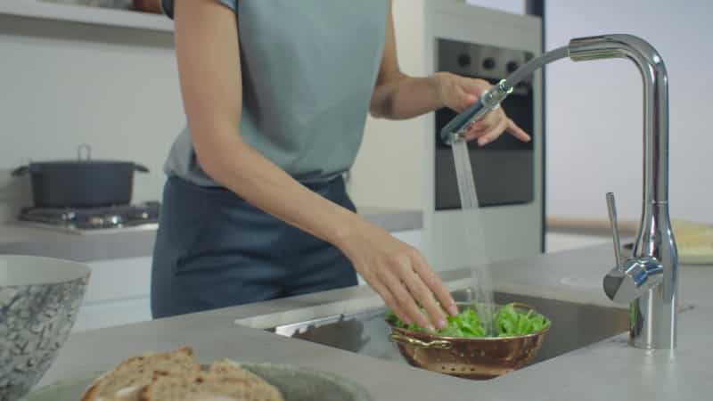 Все о смесителях для кухни с выдвижной лейкой