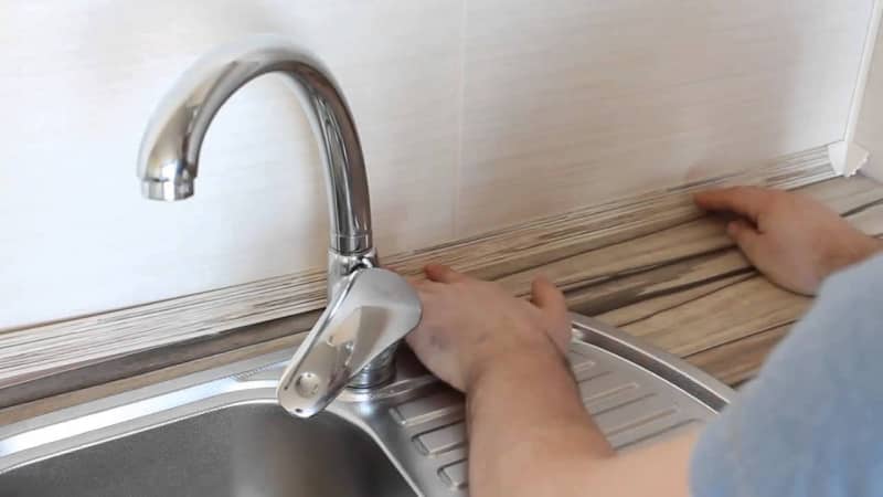 Выбор плинтуса на кухню для столешницы
